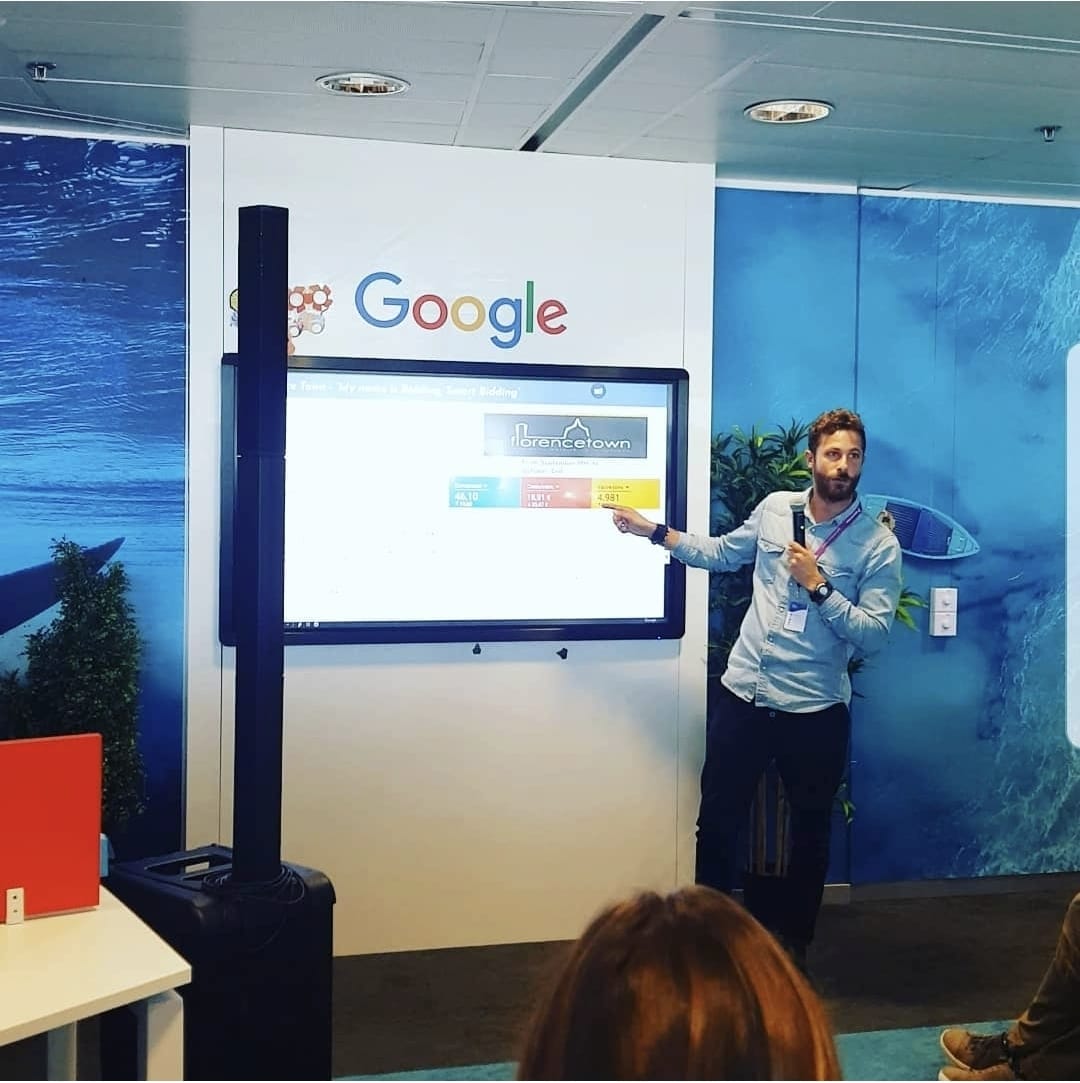 Simone Mattei durante una presentazione in Google